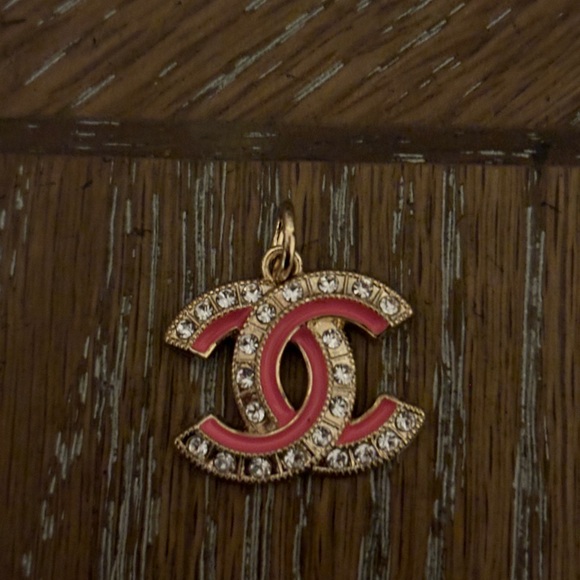 Chanel Pink CC with faux diamonds charm - Picture 1 of 6